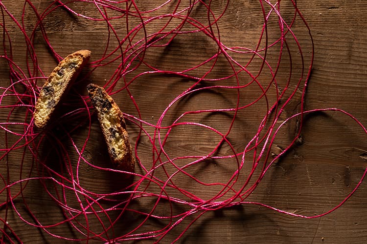 Even the Dark Chocolate Biscuits from 2022 are linked with the red thread
